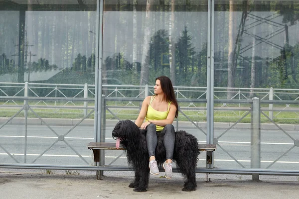 Jeune Femme Est Assise Sur Station Tram Avec Ses Jambes — Photo