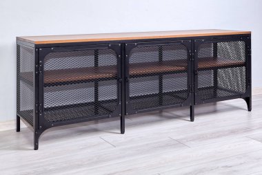 Ahşap raflı ve siyah metal çerçeveli düz paket mobilyalar. Modern TV oturma odası anlamına gelir..