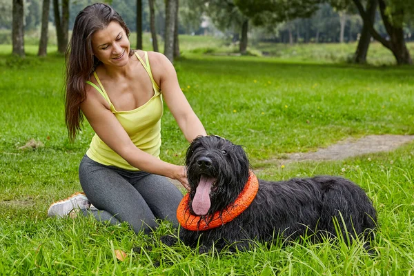 Svart Tegelsten Ligger Gräset Med Sin Leende Kvinnliga Ägare Den — Stockfoto