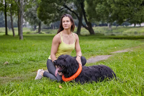 Svarta Brickan Ligger Gräset Med Sin Kvinnliga Ägare Parken Flicka — Stockfoto