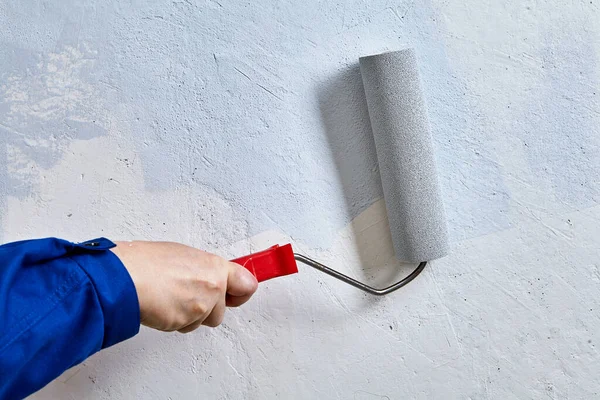 Huisschilder Schildert Muren Met Verfroller Lichte Kleur Tijdens Renovatie Werknemer — Stockfoto