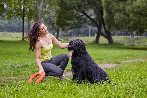 Briard Sitter Gräset Med Kvinnlig Ägare Med Leksaksring Händerna Promenader — Stockfoto