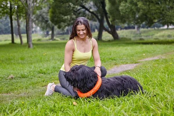 Schwarzer Briard Mit Spielzeugring Hals Wird Öffentlichen Park Von Lächelnder — Stockfoto