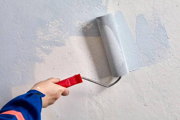 Reparateur Schildert Muur Met Verfroller Tijdens Renovatie Huisschilder Kleurt Muren — Stockfoto