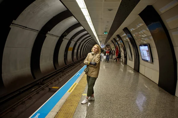 Istanbul Turkije Februari 2020 Passagiers Het Perron Van Het Metrostation — Stockfoto