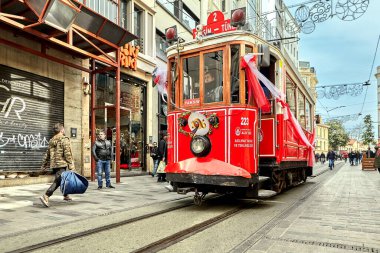 İstanbul, Türkiye - 14 Şubat 2020: İstiklal Caddesi üzerindeki tarihi kırmızı tramvay, Beyoğlu ilçesinde bulunan şehrin en popüler yaya caddelerinden biri..