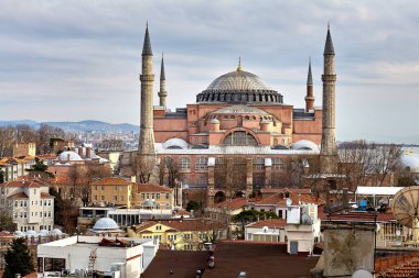 İstanbul, Türkiye - 14 Şubat 2020: Sancta Sophia Kilisesi veya Ayasofya Büyük Camisi, 2020 yılında Agora Life Hotel, Fatih 'in çatısından Alemdar yerleşim alanının manzarası olarak yeniden açıldı..