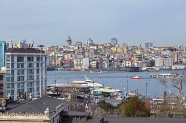 İstanbul kenti, İstanbul Boğazı 'nın Avrupa kıyılarındaki Beyoğlu bölgesinde Altın Boynuz ve Galata Kulesi ile çevrilidir..