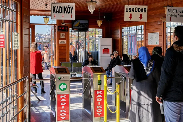 トルコ イスタンブール 2020年2月13日 ビヨグル県カラコイフェリー駅入口改札口 — ストック写真