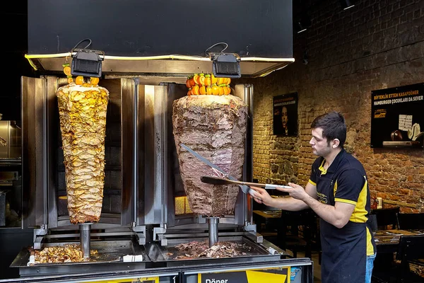 Istanbul Turecko Února 2020 Prodávající Donerských Kebabů Pokrm Obsahující Maso — Stock fotografie