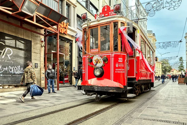 Istanbul Turecko Února 2020 Historická Červená Tramvaj Istiklal Avenue Jedné — Stock fotografie