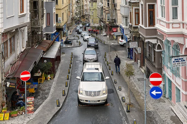 El tráfico pesado en una calle estrecha, los coches conducen por la pendiente de Estambul, Turquía. — Foto de Stock