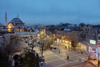 Mollafenari Mahallesi, Fatih İlçesi, Türkiye - Nuruosmaniye Camii ve akşam üzeri önündeki otopark manzarası.