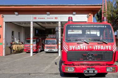 İstanbul yakınlarındaki Princes Adalarından biri olan Büyükkada Adası 'ndaki itfaiye istasyonunda bir su motoru kamyonu.