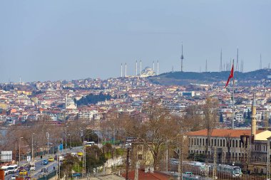 Türkiye 'de İstanbul' daki Uskudar ve Camlica Camii 'nin Asya yakasındaki manzarası.