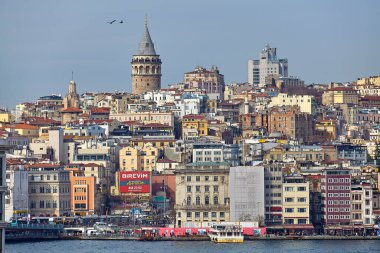 İstanbul 'un Türkiye' deki Avrupa bölgesi, Beyoğlu 'ndaki Golden Horn Körfezi ve Galata Kulesi, bulutlu kış günü.