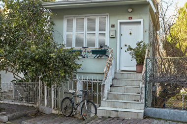 İstanbul, Türkiye - 13 Şubat 2020: Prenslerin Adalarından biri olan Büyükkada adasında yaz turistleri için misafir evi.