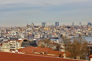 İstanbul, Türkiye - 14 Şubat 2020: Ufukta Altın Boynuz Körfezi, Fatih ve Beyoğlu ilçelerinin yanı sıra Sisli ilçesinin Anthill Konut gökdelenleri yer alıyor.