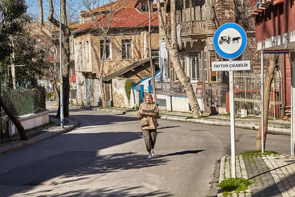 Una turista utiliza un mapa de la zona para pasear por la isla de Buyukada, una de las islas Princes cerca de Estambul, Turquía. — Foto de Stock