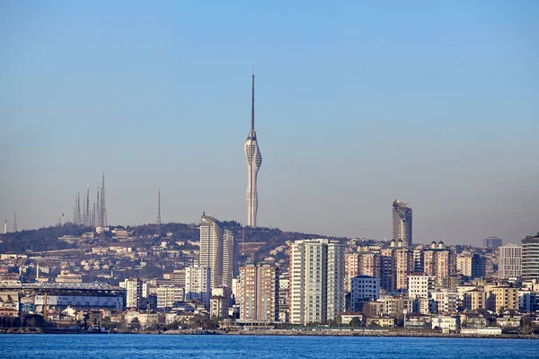 Vista para o distrito de Kadikoy e Kucuk Camlica TV Radio Tower no horizonte, Istambul, Turquia. — Fotografia de Stock