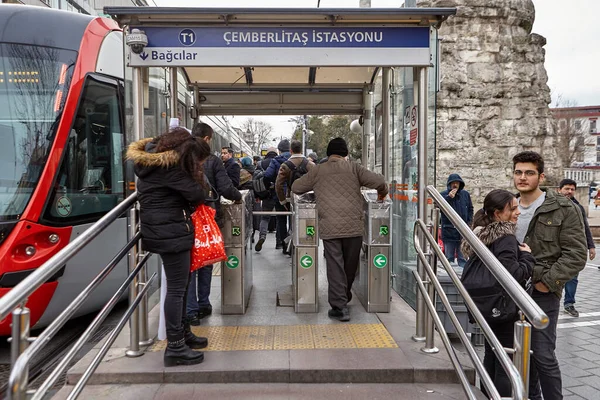 Cemberlitas tramstation met turnstile entree is gelegen aan Yeniceriler straat in de buurt van Column van Constantine, Istanbul, Turkije. — Stockfoto