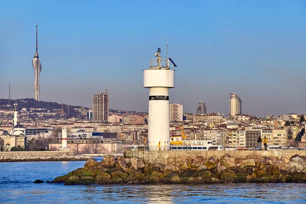 Vista do farol Kadikoy Injiburnu e torre de telecomunicações está situado em Kucuk Camlca Hill. — Fotografia de Stock