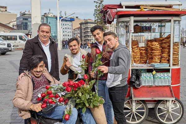 Ομαδικό πορτραίτο αρκετών νεαρών και ενός ηλικιωμένου άνδρα κοντά σε στάβλο με τούρκικο κουλούρι στην πλατεία Ταξίμ στην Μπεγιόγλου, Ιστανμπούλ, Τουρκία. — Φωτογραφία Αρχείου