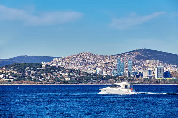 Maltepe 'den geçen bir sürat teknesi, Marmara Denizi' nde Kadıköy ile Kartal arasında, İstanbul 'un banliyölerinde bir ilçedir.. — Stok fotoğraf