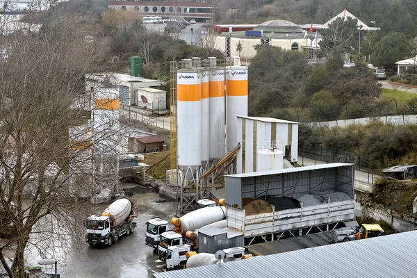 Vista aérea de la planta de hormigonado de la empresa Vurmak con camiones mezcladores, Estambul, Turquía. — Foto de Stock