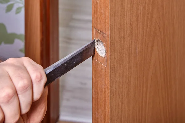 Scalpelli Fabbro Legno Intorno Alla Faccia Anteriore Del Foro Fermo — Foto Stock