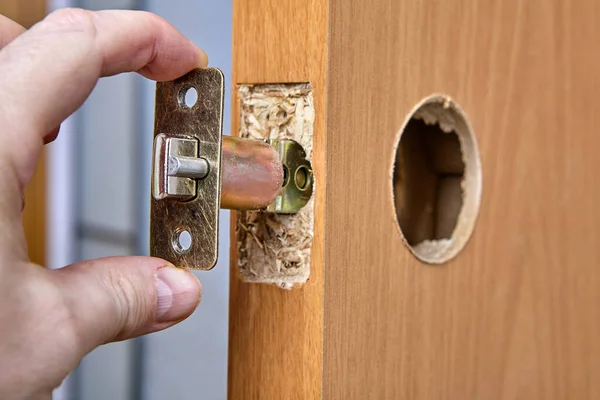 Snickare Trycker Lås Montering Dörrhandtaget Genom Kanten Borrning — Stockfoto