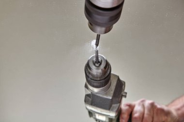 Cam ve seramik matkap ucu kullanarak aynada delik açmak.