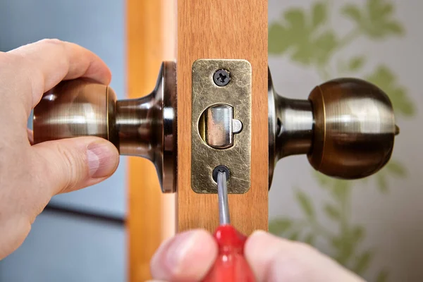 Installing Door Handle Lock Locksmith Fixes Bolt Latch Plate — Stock Photo, Image