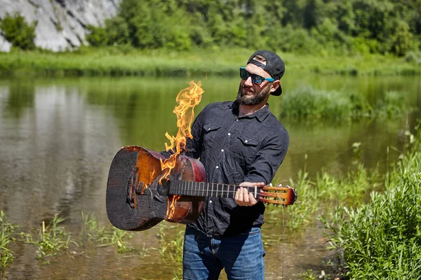 Feuer Touristenlager Zerstörte Eigentum Musiker Vergaß Gitarre Lagerfeuer Und Verbrannte — Stockfoto
