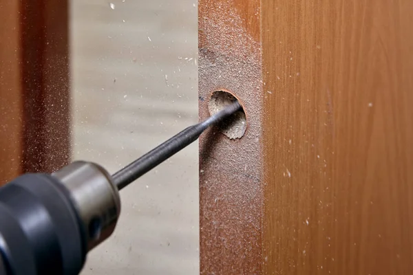 Slotenmaker Gebruik Een Vlakke Bit Hout Bij Het Boren Van — Stockfoto