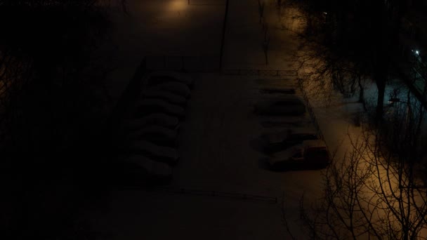 Widok z góry dziedziniec parking w zimie ze stopniowym przejściem od nocy do rana. — Wideo stockowe