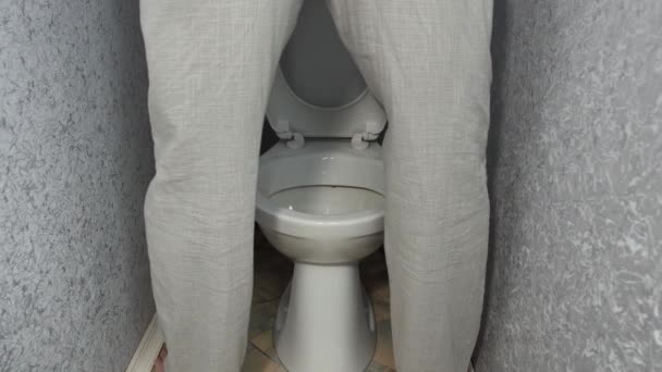 Oudere man met adenoom urineert staande en vlekken rand van toilet kom. — Stockvideo