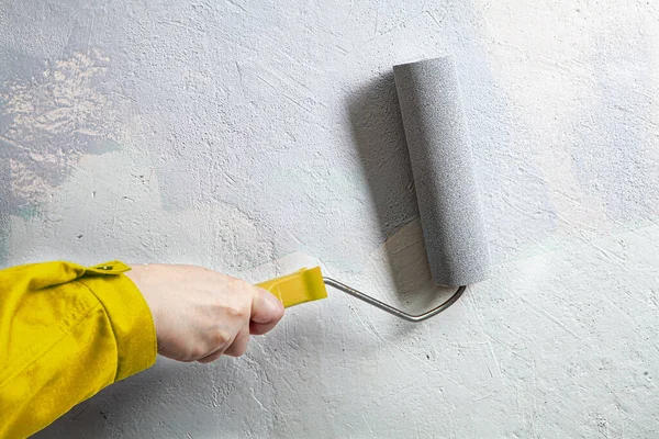 Casa Pintor Amarelo Terno Tintas Parede Cor Cinza Usando Rolo — Fotografia de Stock