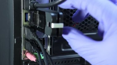 Wi-Fi adaptör yüksek kazanç kablosuz bilgisayar sistemi biriminin arkasındaki mavi USB 3.0 portuna bağlıdır. İki anten kablosuz ağ menzili ve kapsama alanını genişletir..