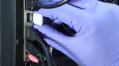 Wi-Fi adaptör yüksek kazanç kablosuz bilgisayar sistemi biriminin arkasındaki mavi USB 3.0 portuna bağlıdır. İki anten kablosuz ağ menzili ve kapsama alanını genişletir..
