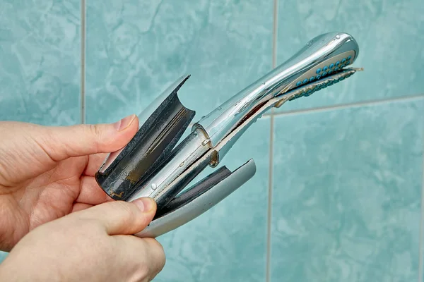 Replacing Old Cracked Shower Head Bathroom — Stock Photo, Image