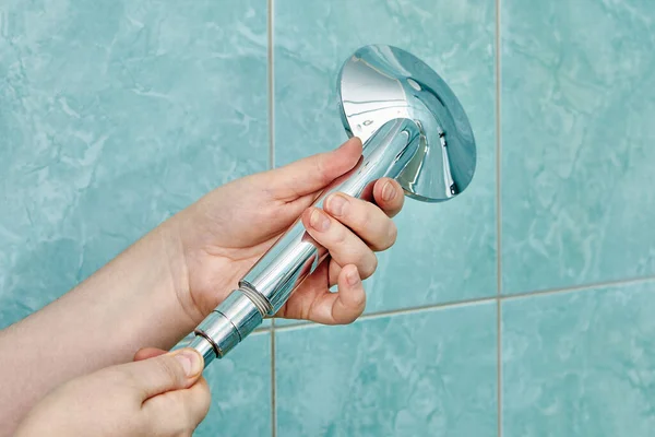 Menghubungkan Kepala Shower Datar Baru Selang Fleksibel — Stok Foto