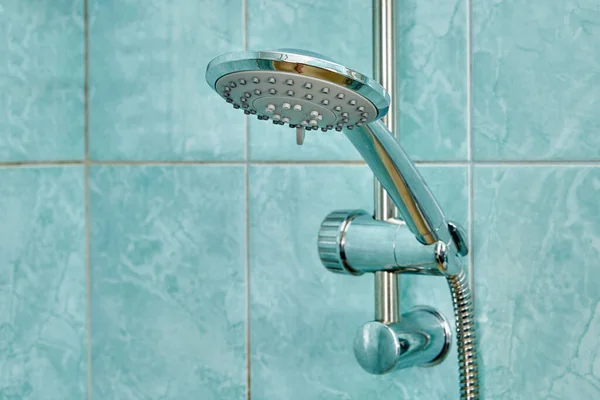 Płaska Głowica Prysznicowa Elastycznym Wężem Montowana Jest Uchwycie Ściennym — Zdjęcie stockowe