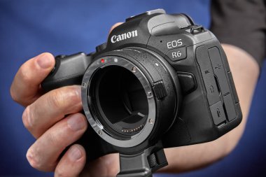 St. Petersburg, Rusya - 9 Ocak 2021: EF lensi için otomatik odaklı montaj adaptörü Canon EOS R6 aynasız dijital kameraya dönüştürücü.