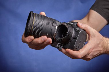 St. Petersburg, Rusya - 9 Ocak 2021: EF-EOS R montajı Canon R6 kamerasına monte edildi.
