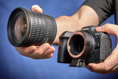 St. Petersburg, Rusya - 9 Ocak 2021: EOS R bodie ile Canon EF lensi kullanmak.