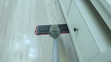 Salondaki ıslak temizleme için sprey ve mikro lifli bez kullanılıyor..