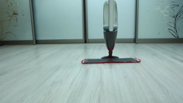 Pembersih semprotan microfiber datar untuk membersihkan lantai kayu. — Stok Video