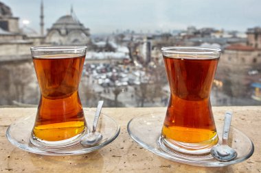 Türkiye 'nin çay bardakları, İstanbul' un arka planına kaşıklarla fincan altlıklarına yerleştiriliyor.