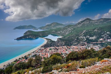 Türkiye 'nin Fethiye ilçesindeki Likya Yolu veya Lycian Yolu' nun gözlem noktasından Oludeniz plajına bak.